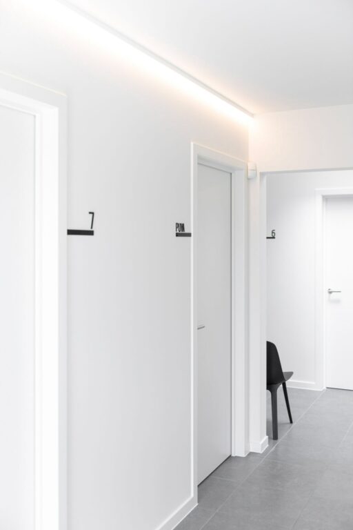 Hall en signalisatie dokterspraktijk by Quality Living+