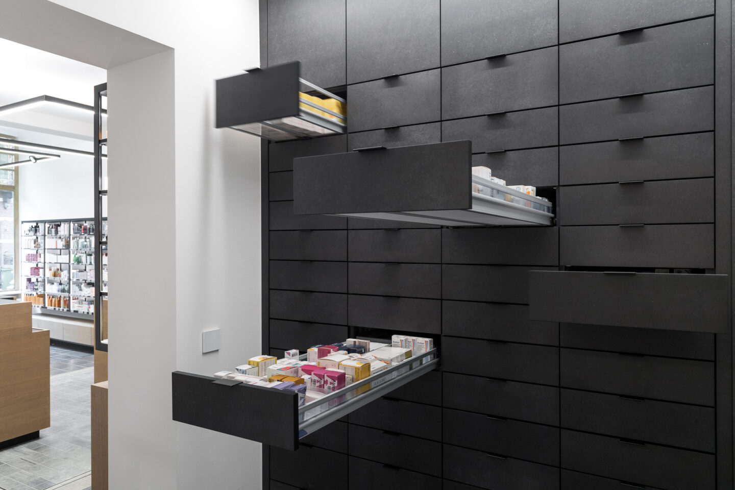 zwarte ladekast apotheek De Zeven Hoeken by Quality Living+