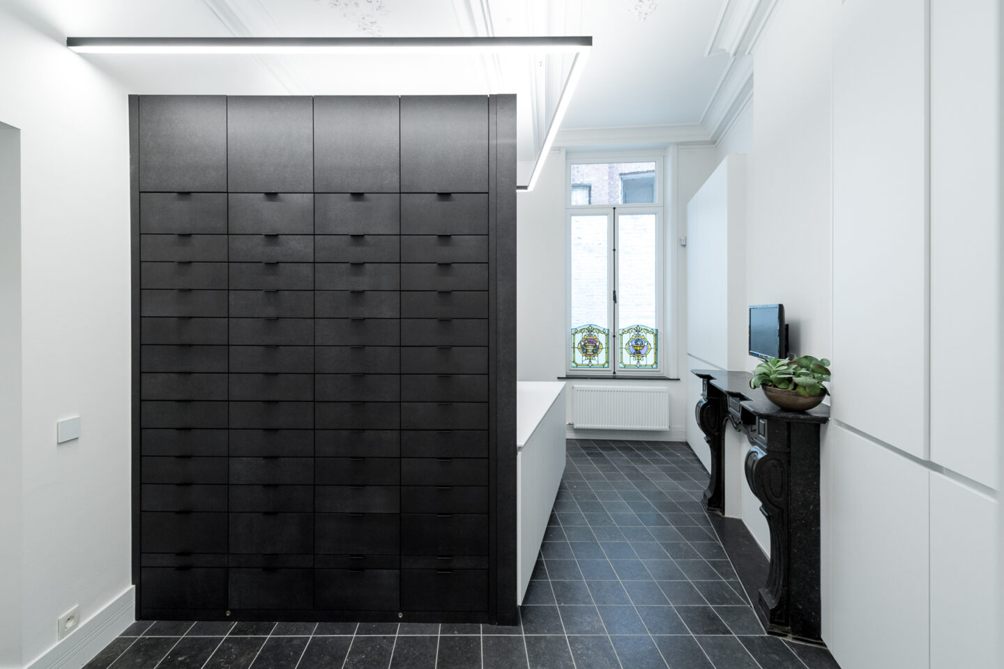 zwarte ladekasten en witte muren apotheek De Zeven Hoeken by Quality Living+