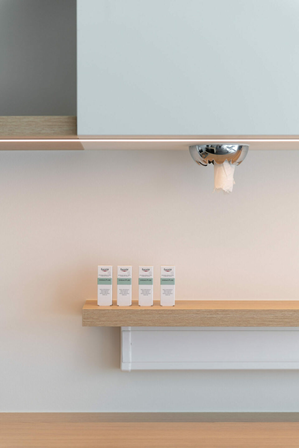 houten rek met producten dermatologie Nijlen by Quality Living+