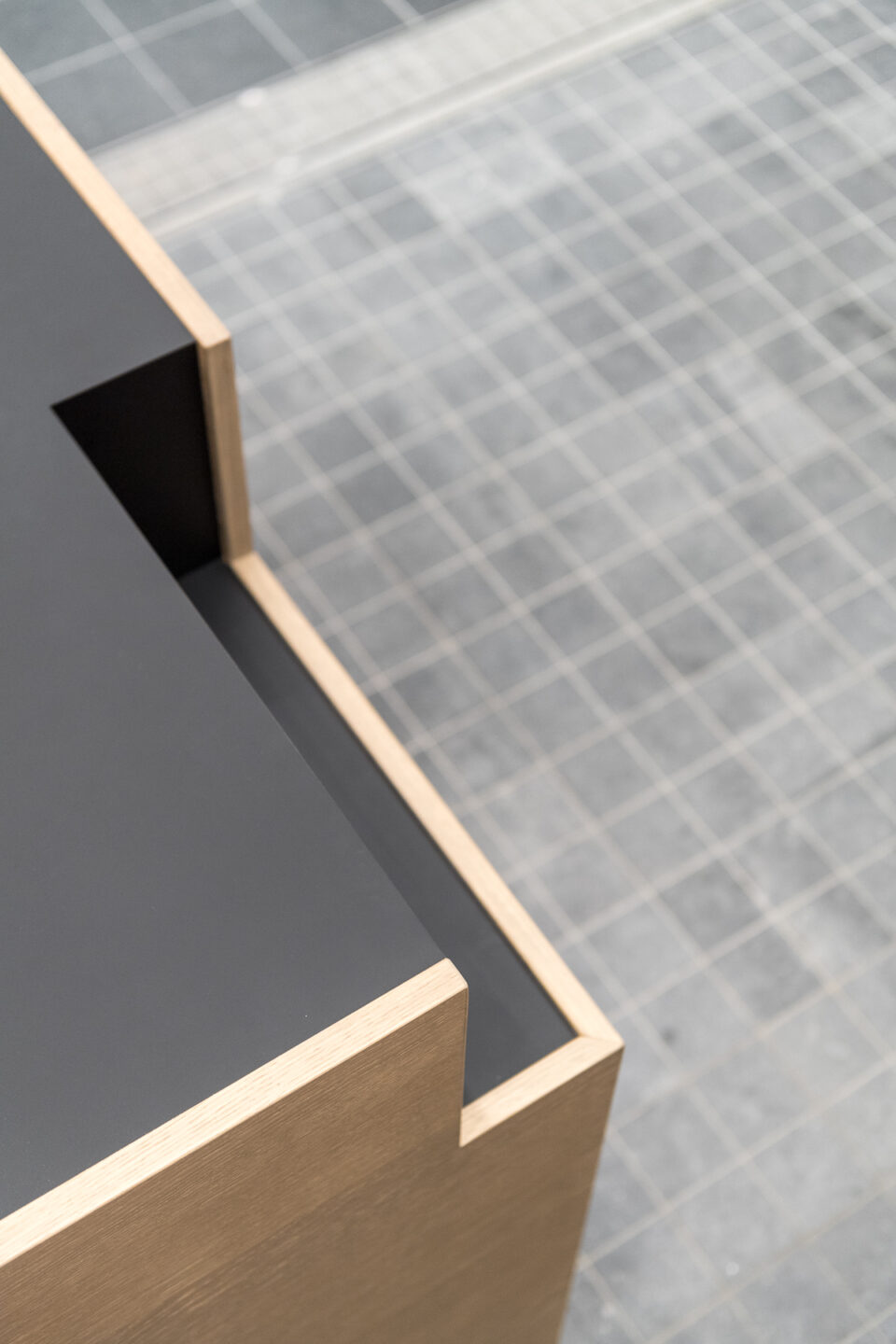 kast hout en zwart apotheek De Zeven Hoeken by Quality Living+